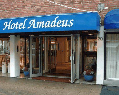 Hotel Amadeus Халмщад Екстериор снимка